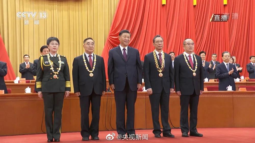 電路板廠之頒授勛章獎(jiǎng)?wù)?！以?guó)之名，致敬抗疫英雄！